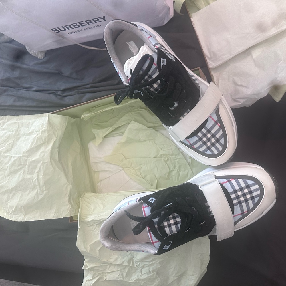 Burberry Sneakers. - Picture 4 of 4